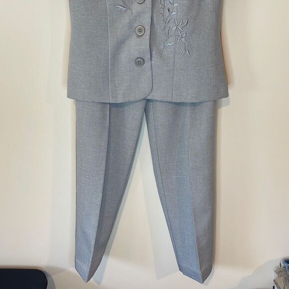 Scarlett 2 pc Vintage Suit. Woman’s Size 5/6 Light Gray. Embroidery on Jacket - Picture 4 of 16